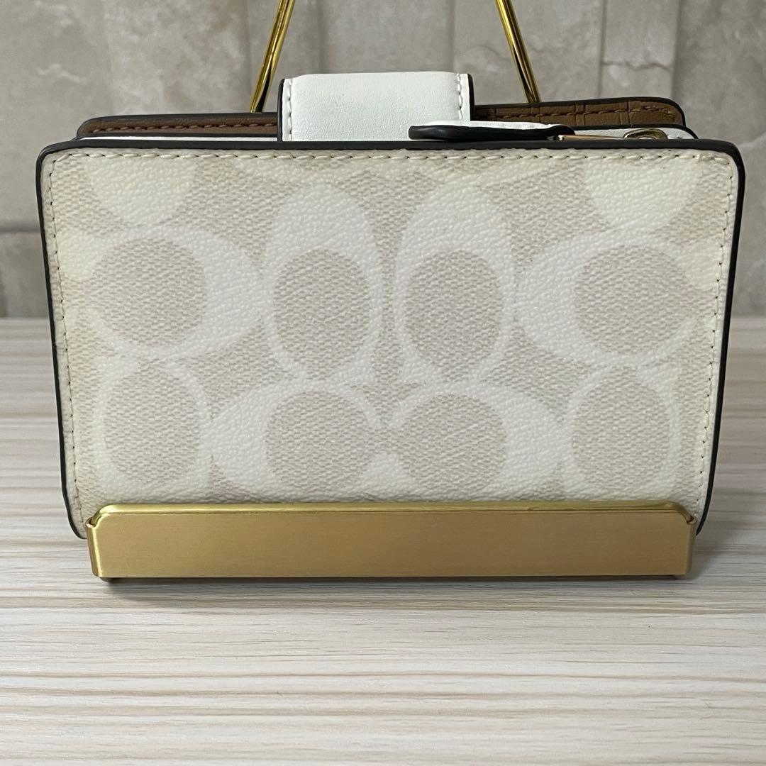 訳あり新品 COACH 二つ折り財布 シグネチャー柄 ホワイト