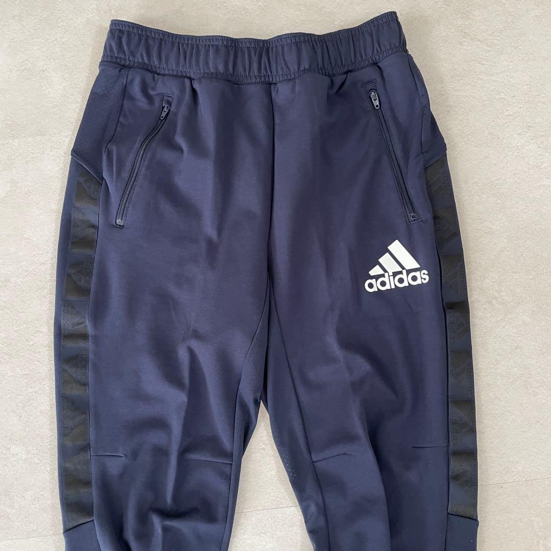 【新品未使用タグ付】 adidas トラックパンツ デカロゴ刺繍 ネイビー系