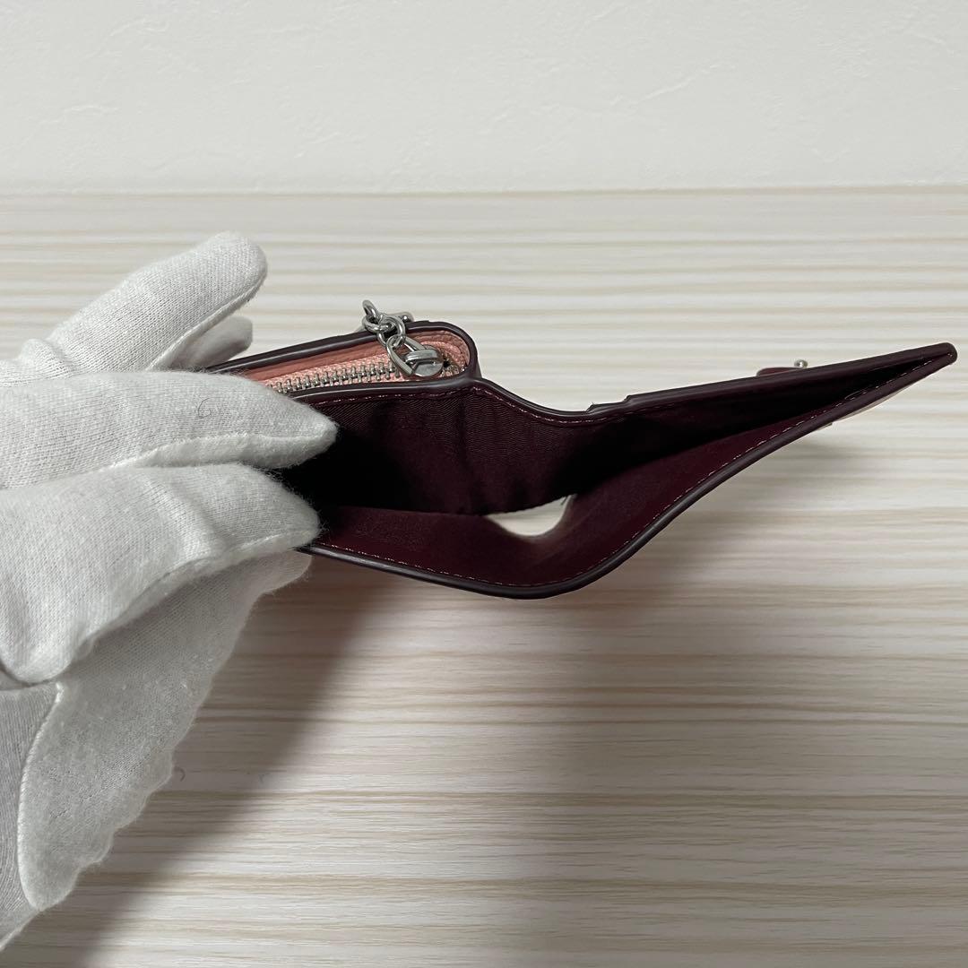 訳あり新品 COACH 二つ折り財布 ロゴチャーム付きファスナー