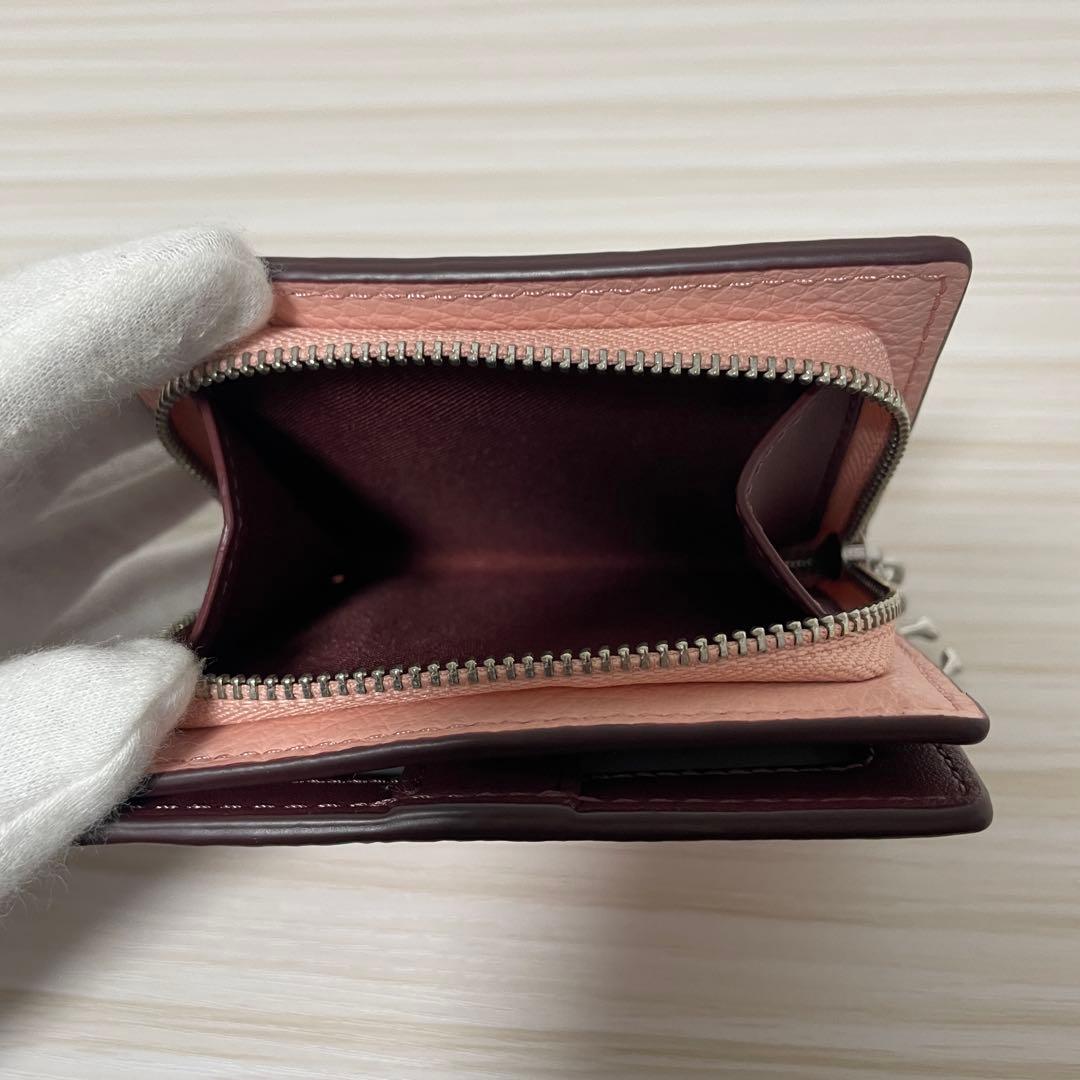 訳あり新品 COACH 二つ折り財布 ロゴチャーム付きファスナー