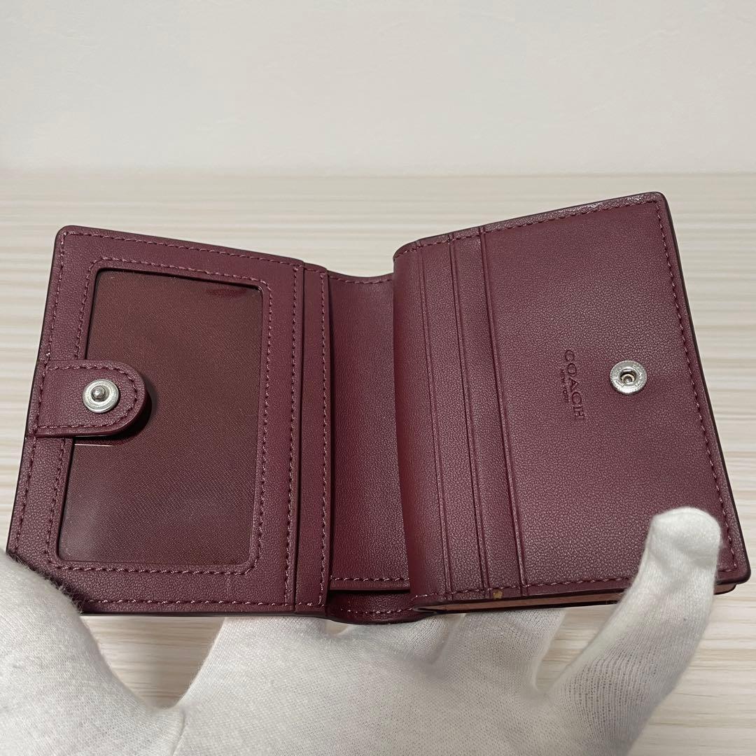 訳あり新品 COACH 二つ折り財布 ロゴチャーム付きファスナー